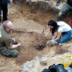 15.05.2021 Biały Ług w gminie Słupia Konecka. Prace w jamie grobowej gdzie znaleziono szczątki dwóch ciał / Dionizy Krawczyński / Radio Kielce