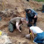 15.05.2021 Biały Ług w gminie Słupia Konecka. Prace w jamie grobowej gdzie znaleziono szczątki dwóch ciał / Dionizy Krawczyński / Radio Kielce