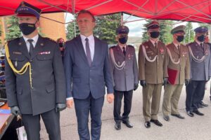 25.05.2021. Sandomierz. Powiatowe uroczystości z okazji Dnia Strażaka. Na zdjęciu: st. kpt Piotr Krytusa - komendant powiatowy PSP w Sandomierzu, Marcin Piwnik - starosta sandomierski, nadkom. Wojciech Szymczak - zastępca komendanta powiatowego policji w Sandomierzu, ppłk Artur Gołębiowski - komendant WKU w Sandomierzu, ppłk Daniel Wojtaszkiewicz - komendant Placówki Straży Granicznej w Kielcach, insp. Ryszard Komański - komendant powiatowy policji w Sandomierzu / Grażyna Szlęzak-Wójcik / Radio Kielce