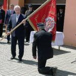 30.05.2021. Gadka, gm. Mirzec. Uroczystość przekazania sztandaru strażakom OSP Gadka. Sztandar odbiera marszałek Andrzej Bętkowski / Anna Głąb / Radio Kielce