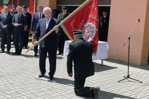 30.05.2021. Gadka, gm. Mirzec. Uroczystość przekazania sztandaru strażakom OSP Gadka. Sztandar odbiera marszałek Andrzej Bętkowski / Anna Głąb / Radio Kielce