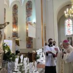 16.05.2021. Dwikozy. 80 lat parafii pw. św. Andrzeja Boboli. Msza pod przewodnictwem biskupa diecezji sandomierskiej Krzysztofa Nitkiewicza. Na zdjęciu: poświęcenie figury św Andrzeja Boboli / Grażyna Szlęzak-Wójcik / Radio Kielce