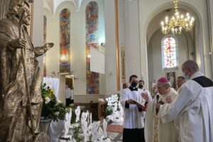 16.05.2021. Dwikozy. 80 lat parafii pw. św. Andrzeja Boboli. Msza pod przewodnictwem biskupa diecezji sandomierskiej Krzysztofa Nitkiewicza. Na zdjęciu: poświęcenie figury św Andrzeja Boboli / Grażyna Szlęzak-Wójcik / Radio Kielce