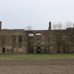 02.05.2021. Podzamcze Piekoszowskie. Ruiny pałacu Tarłów / Marcin Marszałek / Radio Kielce