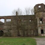 02.05.2021. Podzamcze Piekoszowskie. Ruiny pałacu Tarłów / Marcin Marszałek / Radio Kielce