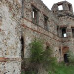 02.05.2021. Podzamcze Piekoszowskie. Ruiny pałacu Tarłów / Marcin Marszałek / Radio Kielce