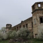 02.05.2021. Podzamcze Piekoszowskie. Ruiny pałacu Tarłów / Marcin Marszałek / Radio Kielce