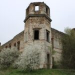 02.05.2021. Podzamcze Piekoszowskie. Ruiny pałacu Tarłów / Marcin Marszałek / Radio Kielce