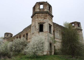 02.05.2021. Podzamcze Piekoszowskie. Ruiny pałacu Tarłów / Marcin Marszałek / Radio Kielce