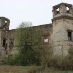 02.05.2021. Podzamcze Piekoszowskie. Ruiny pałacu Tarłów / Marcin Marszałek / Radio Kielce