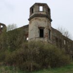 02.05.2021. Podzamcze Piekoszowskie. Ruiny pałacu Tarłów / Marcin Marszałek / Radio Kielce