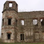 02.05.2021. Podzamcze Piekoszowskie. Ruiny pałacu Tarłów / Marcin Marszałek / Radio Kielce