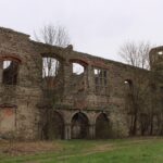 02.05.2021. Podzamcze Piekoszowskie. Ruiny pałacu Tarłów / Marcin Marszałek / Radio Kielce