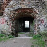 02.05.2021. Podzamcze Piekoszowskie. Ruiny pałacu Tarłów / Marcin Marszałek / Radio Kielce