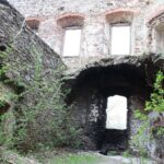 02.05.2021. Podzamcze Piekoszowskie. Ruiny pałacu Tarłów / Marcin Marszałek / Radio Kielce