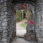 02.05.2021. Podzamcze Piekoszowskie. Ruiny pałacu Tarłów / Marcin Marszałek / Radio Kielce