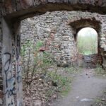 02.05.2021. Podzamcze Piekoszowskie. Ruiny pałacu Tarłów / Marcin Marszałek / Radio Kielce