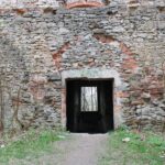 02.05.2021. Podzamcze Piekoszowskie. Ruiny pałacu Tarłów / Marcin Marszałek / Radio Kielce