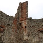 02.05.2021. Podzamcze Piekoszowskie. Ruiny pałacu Tarłów / Marcin Marszałek / Radio Kielce