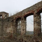 02.05.2021. Podzamcze Piekoszowskie. Ruiny pałacu Tarłów / Marcin Marszałek / Radio Kielce