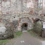 02.05.2021. Podzamcze Piekoszowskie. Ruiny pałacu Tarłów / Marcin Marszałek / Radio Kielce