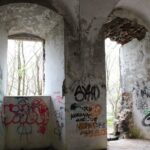 02.05.2021. Podzamcze Piekoszowskie. Ruiny pałacu Tarłów / Marcin Marszałek / Radio Kielce