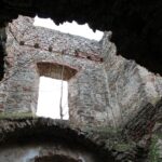 02.05.2021. Podzamcze Piekoszowskie. Ruiny pałacu Tarłów / Marcin Marszałek / Radio Kielce