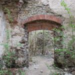 02.05.2021. Podzamcze Piekoszowskie. Ruiny pałacu Tarłów / Marcin Marszałek / Radio Kielce