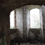 02.05.2021. Podzamcze Piekoszowskie. Ruiny pałacu Tarłów / Marcin Marszałek / Radio Kielce