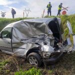 04.05.2021. Skarżysko-Kamienna. Miejsce wypadku na niestrzeżonym przejeździe kolejowym przy ulicy Jodłowej w Skarżysku-Kamiennej, gdzie pociąg towarowy zderzył się z samochodem osobowym. Kierujący samochodem nie zatrzymał się przed oznakowanym, niestrzeżonym przejazdem kolejowym. Mężczyzna trafił do szpitala / PAP/KPP Skarżysko-Kamienna