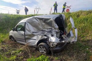 04.05.2021. Skarżysko-Kamienna. Miejsce wypadku na niestrzeżonym przejeździe kolejowym przy ulicy Jodłowej w Skarżysku-Kamiennej, gdzie pociąg towarowy zderzył się z samochodem osobowym. Kierujący samochodem nie zatrzymał się przed oznakowanym, niestrzeżonym przejazdem kolejowym. Mężczyzna trafił do szpitala / PAP/KPP Skarżysko-Kamienna