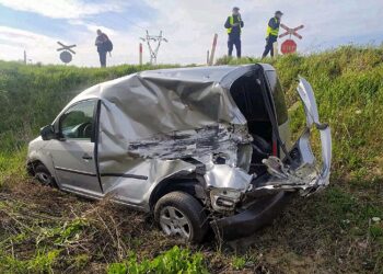 04.05.2021. Skarżysko-Kamienna. Miejsce wypadku na niestrzeżonym przejeździe kolejowym przy ulicy Jodłowej w Skarżysku-Kamiennej, gdzie pociąg towarowy zderzył się z samochodem osobowym. Kierujący samochodem nie zatrzymał się przed oznakowanym, niestrzeżonym przejazdem kolejowym. Mężczyzna trafił do szpitala / PAP/KPP Skarżysko-Kamienna