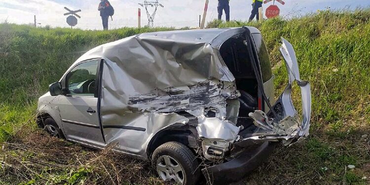 04.05.2021. Skarżysko-Kamienna. Miejsce wypadku na niestrzeżonym przejeździe kolejowym przy ulicy Jodłowej w Skarżysku-Kamiennej, gdzie pociąg towarowy zderzył się z samochodem osobowym. Kierujący samochodem nie zatrzymał się przed oznakowanym, niestrzeżonym przejazdem kolejowym. Mężczyzna trafił do szpitala / PAP/KPP Skarżysko-Kamienna