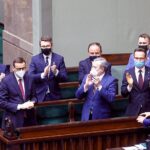04.05.2021. Warszawa. Premier Mateusz Morawiecki (z lewej), wicepremier Piotr Gliński (w środku), sekretarz stanu w Ministerstwie Funduszy i Polityki Regionalnej Waldemar Buda (z prawej), sekretarz stanu w Ministerstwie Spraw Zagranicznych Piotr Wawrzyk (dół); Z tyłu, od lewej: szef Gabinetu Politycznego Prezesa Rady Ministrów Krzysztof Kubów, rzecznik rządu Piotr Müller, minister do Spraw Unii Europejskiej Konrad Szymański i odpowiedzialny w Radzie Ministrów za rozwój samorządu terytorialnego minister Michał Cieślak po głosowaniu w Sejmie w Warszawie. Sejm przyjął ustawę wyrażającą zgodę na ratyfikację decyzji o zwiększeniu zasobów własnych UE / Rafał Guz / PAP