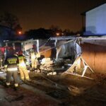 04.05.2021. Legionowo. Miejsce wybuchu gazu, w wyniku którego zawaliły się trzy garaże przy ulicy Krasińskiego w Legionowie / Tomasz Gzell / PAP