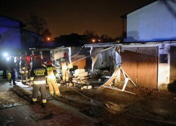 04.05.2021. Legionowo. Miejsce wybuchu gazu, w wyniku którego zawaliły się trzy garaże przy ulicy Krasińskiego w Legionowie / Tomasz Gzell / PAP