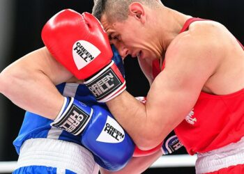 07.05.2021. Lublin. Bartosz Gołębiewski (czerwony) i Wlad Gawriliuc (niebieski) z Mołdawii w pojedynku w kategorii 75 kg podczas bokserskiej gali Suzuki Boxing Night VI Polska - Mołdawia w sali Centrum Spotkania Kultur / Wojtek Jargiło / PAP