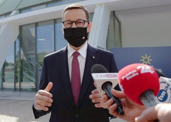 08.05.2021. Portugalia. Porto. Premier RP Mateusz Morawiecki podczas wypowiedzi dla mediów przed nieformalnym posiedzeniem szefów państw i rządów Unii Europejskiej w Porto / Mateusz Marek / PAP