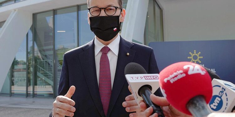 08.05.2021. Portugalia. Porto. Premier RP Mateusz Morawiecki podczas wypowiedzi dla mediów przed nieformalnym posiedzeniem szefów państw i rządów Unii Europejskiej w Porto / Mateusz Marek / PAP
