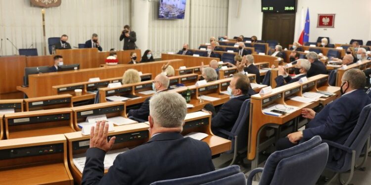 13.05.2021. Warszawa. Senatorowie na sali obrad podczas drugiego dnia posiedzenia wyższej izby parlamentu w Warszawie. Senat nie wyraził zgody na powołanie Bartłomieja Wróblewskiego na Rzecznika Praw Obywatelskich / PAP/Albert Zawada