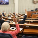 13.05.2021. Warszawa. Senatorowie na sali obrad podczas drugiego dnia posiedzenia wyższej izby parlamentu w Warszawie. Senat nie wyraził zgody na powołanie Bartłomieja Wróblewskiego na Rzecznika Praw Obywatelskich / PAP/Albert Zawada