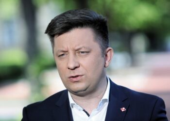 17.05.2021. Warszawa. Koronawirus w Polsce. Minister-członek Rady Ministrów, szef KPRM Michał Dworczyk podczas konferencji prasowej przed siedzibą KPRM / Wojciech Olkuśnik / PAP