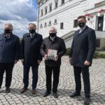 08.05.2021. Sandomierz. Konferencja prasowa przed Muzeum Okręgowym. Krzysztof Szatan - przewodniczący klubu PiS w Radzie Miasta Sandomierza, Marek Kwitek - poseł PiS, Krzysztof Lipiec - poseł PiS, Marcin Marzec - burmistrz Sandomierza / Grażyna Szlęzak-Wójcik / Radio Kielce