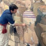 23.05.2021. Sandomierz. Dominik Woźniak maluje obraz przedstawiający legendę o Henryku Sandomierskim i Judycie. Na zdjęciu: Dominik Woźniak / Grażyna Szlęzak-Wójcik / Radio Kielce