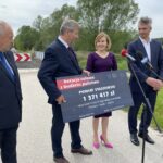 24.05.2021 Podborek w gminie Rytwiany. Przekazanie czeku na odbudowę mostu. Na zdjęciu (od lewej): Zbigniew Bąk - przewodniczący komisji infrastruktury w Radzie Powiatu Staszowskiego, Józef Żółciak - starosta staszowski,  Anna Krupka - wiceminister kultury, dziedzictwa narodowego i sportu, Grzegorz  Forkasiewicz -  wójt gminy Rytwiany / Grażyna Szlęzak-Wójcik / Radio Kielce