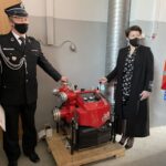 10.05.2021 Koprzywnica. Motopompa OSP w Koprzywnicy. Na zdjęciu od lewej: prezes Zdzisław Cebuchowski i burmistrz Koprzywnicy Aleksandra Klubińska / Grażyna Szlęzak-Wójcik / Radio Kielce