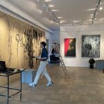 23.05.2021. Sandomierz. Dominik Woźniak maluje obraz przedstawiający legendę o Henryku Sandomierskim i Judycie. Na zdjęciu: Dominik Woźniak / Grażyna Szlęzak-Wójcik / Radio Kielce