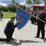 30.05.2021. Gadka, gm. Mirzec. Uroczystość przekazania sztandaru strażakom OSP Gadka. Sztandar przekazuje marszałek Andrzej Bętkowski, odbiera prezes OSP w Gadce Ireneusz Zagajny / Anna Głąb / Radio Kielce