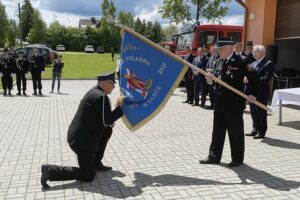 30.05.2021. Gadka, gm. Mirzec. Uroczystość przekazania sztandaru strażakom OSP Gadka. Sztandar przekazuje marszałek Andrzej Bętkowski, odbiera prezes OSP w Gadce Ireneusz Zagajny / Anna Głąb / Radio Kielce