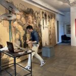 23.05.2021. Sandomierz. Dominik Woźniak maluje obraz przedstawiający legendę o Henryku Sandomierskim i Judycie. Na zdjęciu: Dominik Woźniak / Grażyna Szlęzak-Wójcik / Radio Kielce